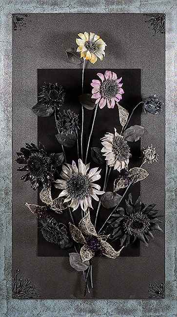 漆黒の闇に輝く花々